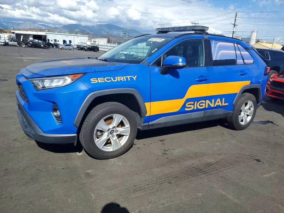 2T3W1RFV1MW104982 — 2021 Toyota RAV 4, задняя часть, фото до ремонта