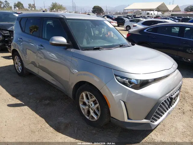 KNDJ23AU9P7852110 — 2023 Kia SOUL LX, Передняя часть слева (Left Front), фото до ремонта