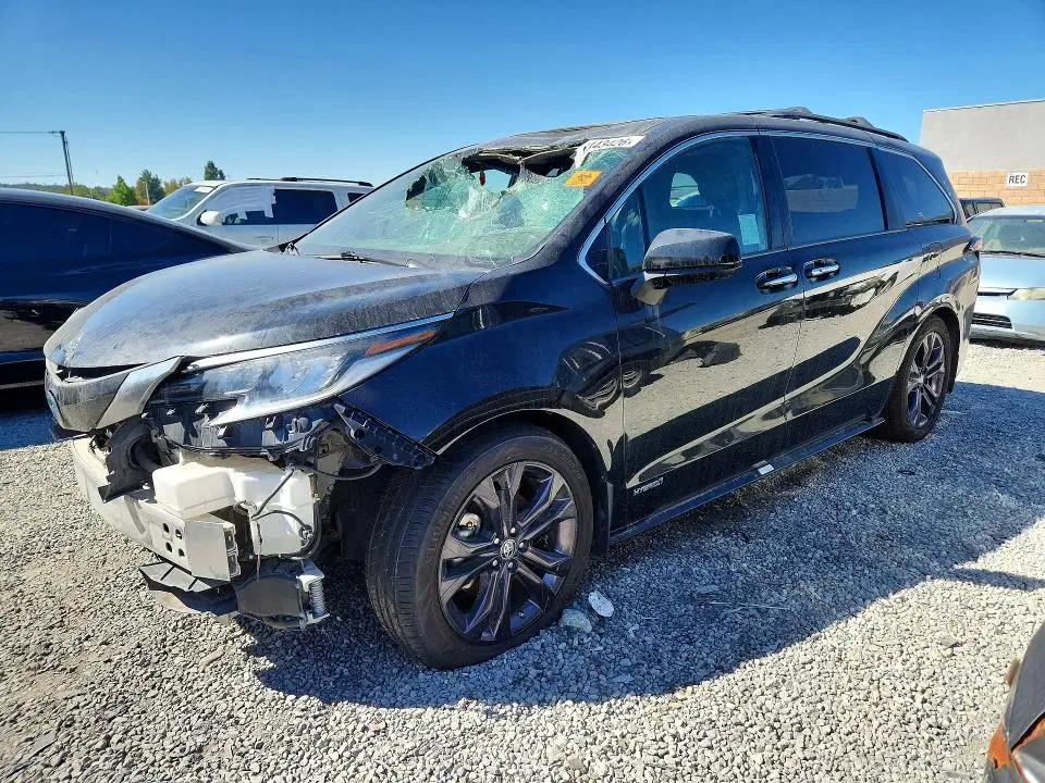 5TDXRKECXMS041175 — 2021 Toyota Sienna, передняя часть, фото до ремонта