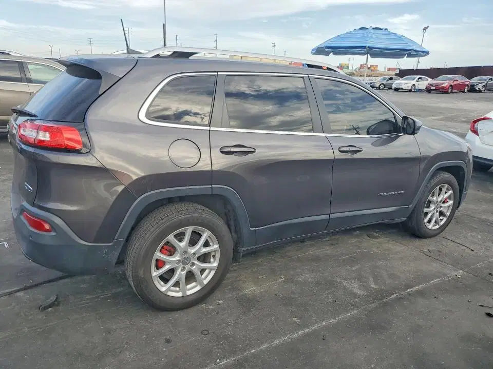 2018 Jeep Cherokee VIN 1C4PJLLB2JD557657 фото 3