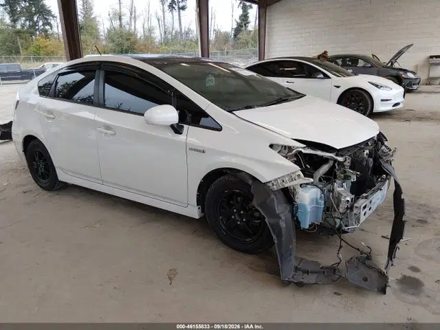 JTDKN3DU4F1920385 — 2015 Toyota Prius Four, Передняя часть, фото до ремонта