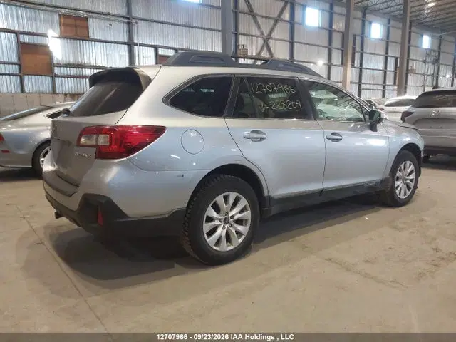2018 Subaru Outback 2.5i VIN 4S4BSDAC4J3228209 фото 4