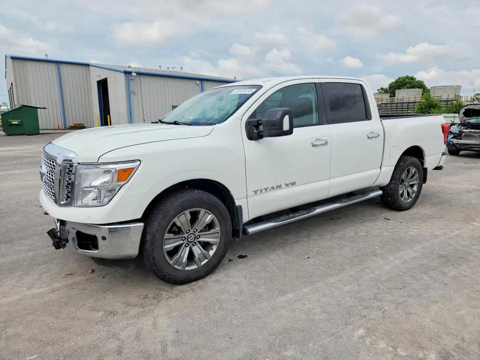 1N6AA1E56JN513749 — 2018 Nissan Titan, передняя часть, фото до ремонта