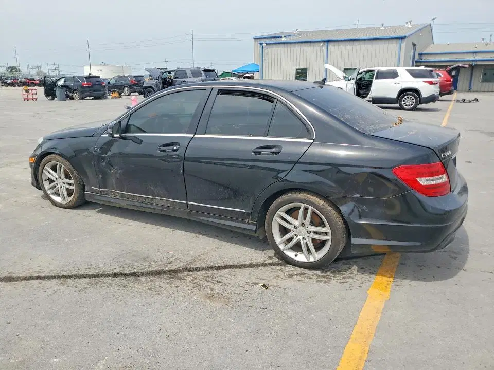 2012 MERCEDES-BENZ C VIN WDDGF8BB5CR207807 фото 2