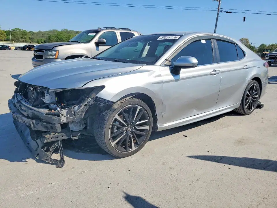 4T1B11HK5JU589683 — 2018 Toyota Camry, Передняя часть, фото до ремонта