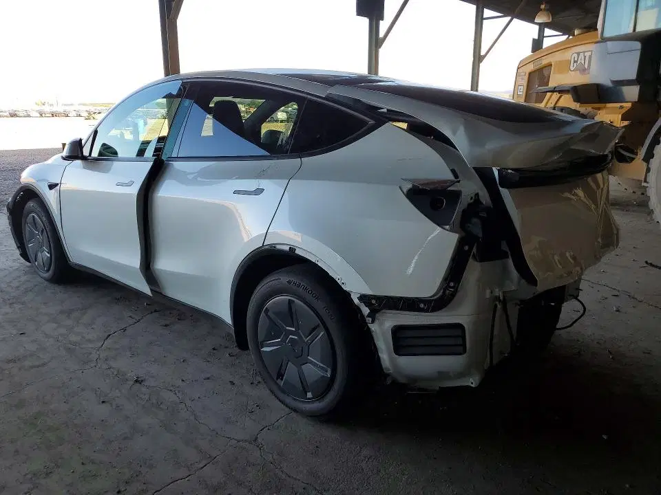 2026 Tesla Model Y VIN 7SAYGDED7TA623963 фото 2