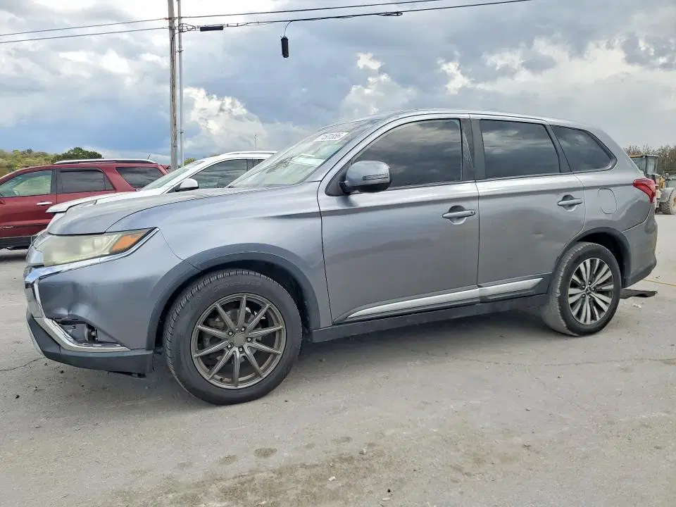 JA4AD3A30KZ048464 — 2019 Mitsubishi Outlander, задняя часть, фото до ремонта