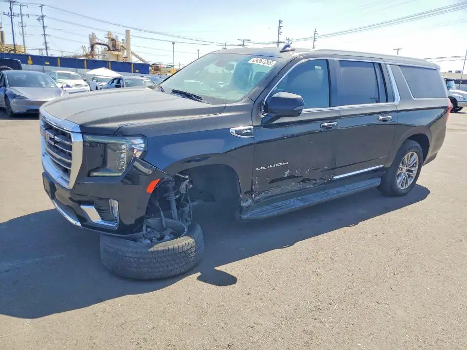 1GKS1GKD1NR168588 — 2022 GMC Yukon XL, передняя часть, фото до ремонта