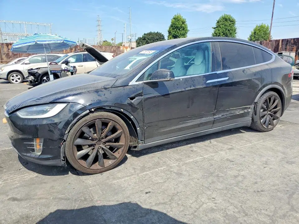 5YJXCBE25GF027167 — 2016 Tesla Model X, боковая часть, фото до ремонта
