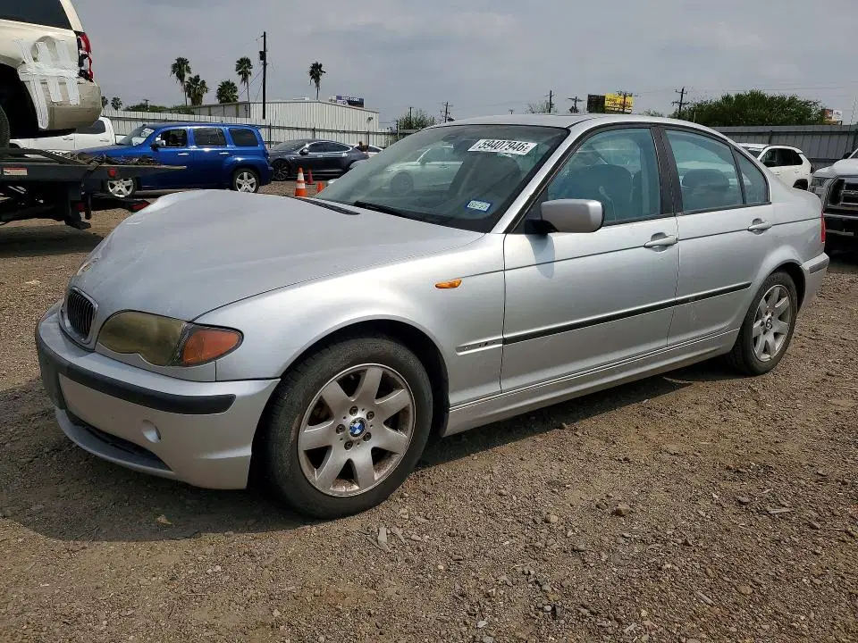 WBAEV33475KW18383 — 2005 BMW 325, Передняя часть, фото до ремонта