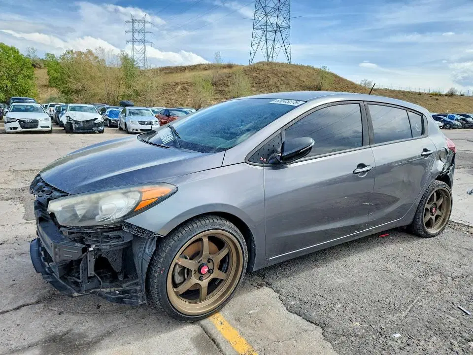 KNAFZ5A35G5634100 — 2016 Kia FORTE5, град, фото до ремонта