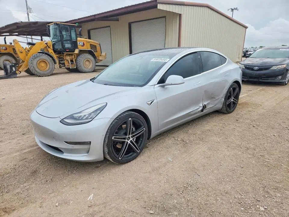 5YJ3E1EBXJF116968 — 2018 Tesla Model 3, Боковая часть, фото до ремонта