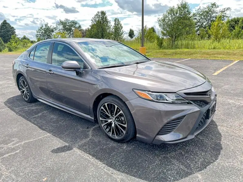 4T1B11HKXJU560650 — 2018 Toyota Camry, Передняя часть, фото до ремонта