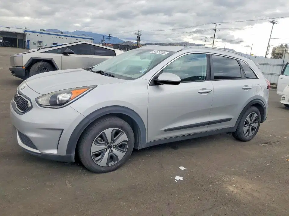 KNDCB3LC0H5044920 — 2017 Kia Niro, Minor Dent/scratches, фото до ремонта