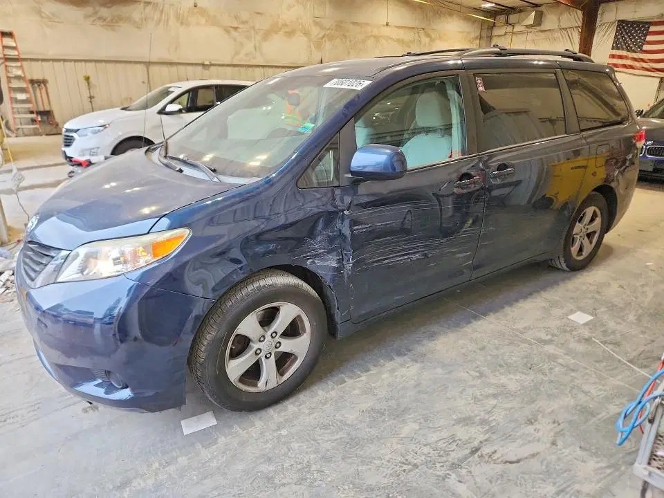 5TDKK3DC7CS208905 — 2012 Toyota Sienna, FRONT END, фото до ремонта