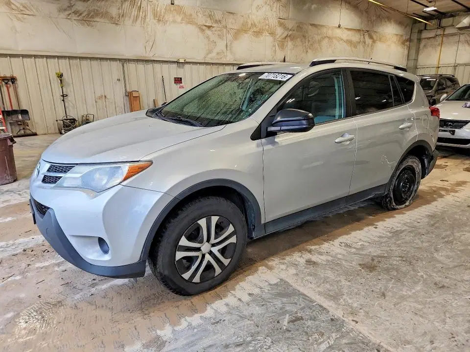 2T3BFREV5FW274900 — 2015 Toyota RAV4, REAR END, фото до ремонта