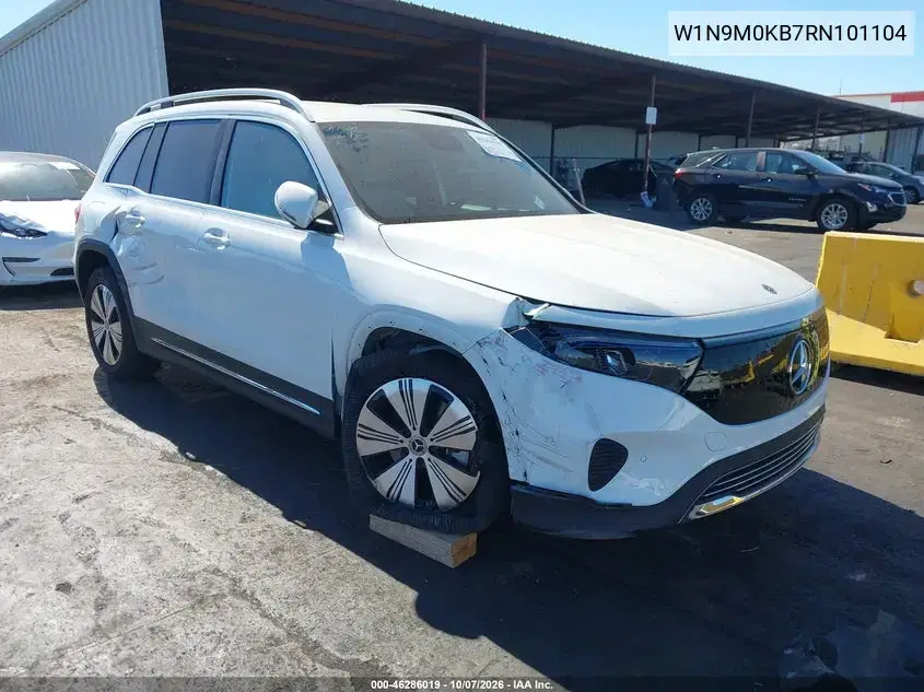 W1N9M0KB7RN101104 — 2024 Mercedes EQB, Спереди справа, фото до ремонта