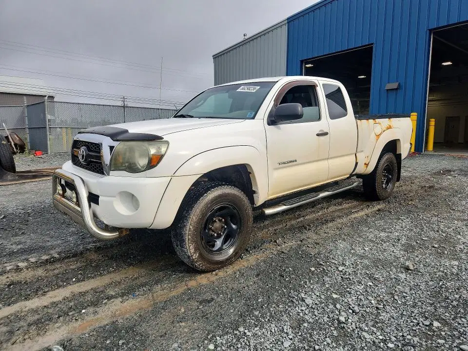 5TFUU4EN8BX008567 — 2011 Toyota Tacoma, MINOR DENT/SCRATCHES, фото до ремонта