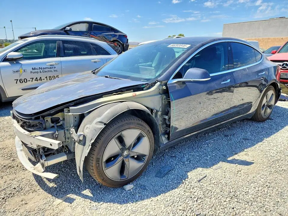 5YJ3E1EA5JF038512 — 2018 Tesla Model 3, Front End, фото до ремонта