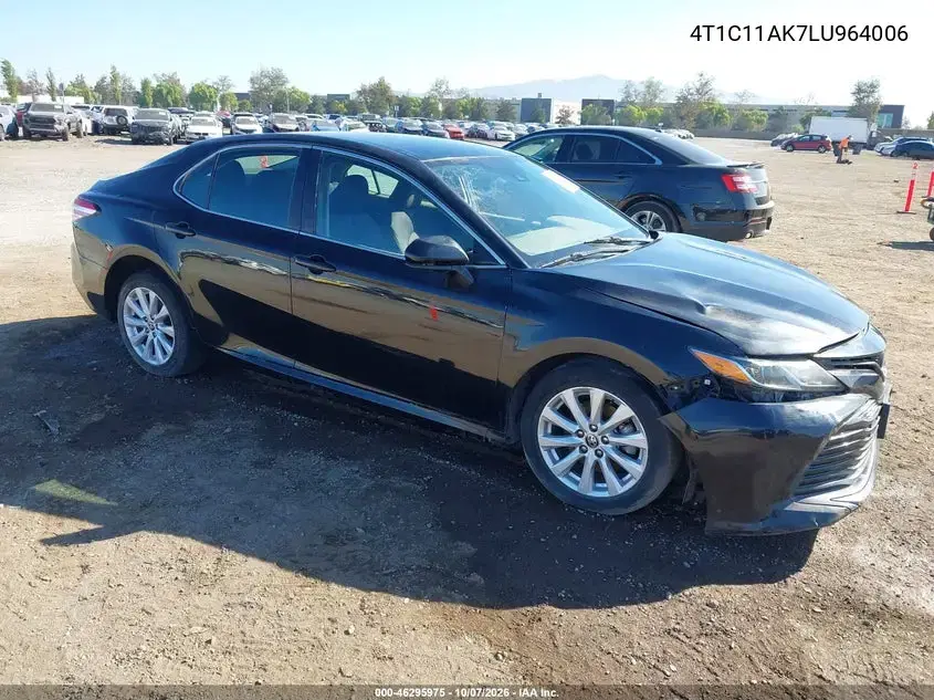 4T1C11AK7LU964006 — 2020 Toyota Camry, Спереди справа, фото до ремонта