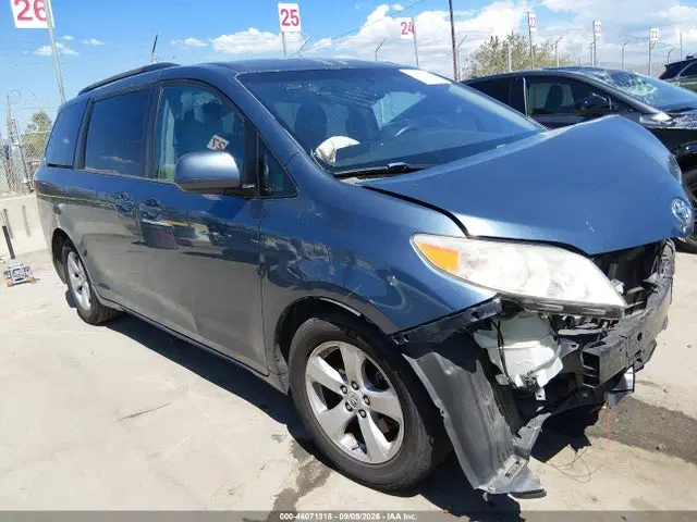 5TDKK3DC4FS546704 — 2015 Toyota Sienna LE 8 Passenger, Передняя часть (Front End), фото до ремонта