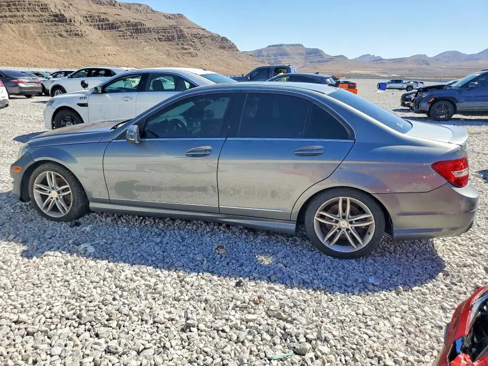 2014 Mercedes-Benz C VIN WDDGF4HB0EA968035 фото 2