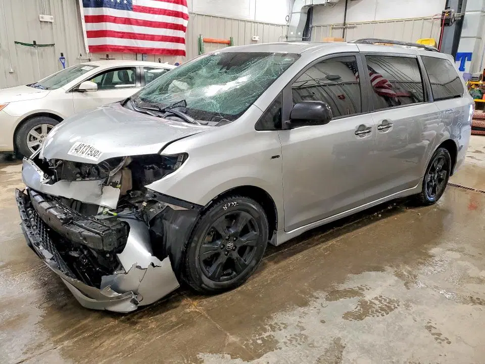5TDEZ3DC8LS232753 — 2020 Toyota Sienna, Передняя часть, фото до ремонта