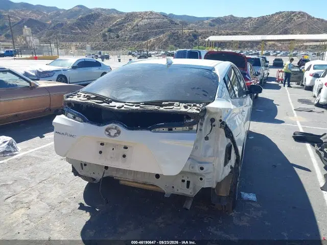 2018 Toyota Prius Prime Plus VIN JTDKARFP2J3088421 фото 4