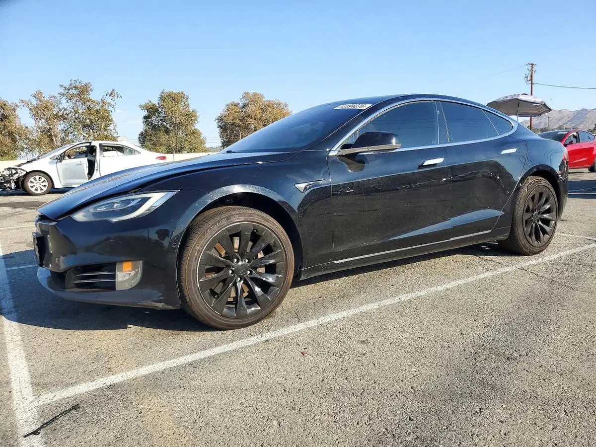 5YJSA1E11HF231127 — 2017 Tesla Model S, мелкие вмятины и царапины, фото до ремонта