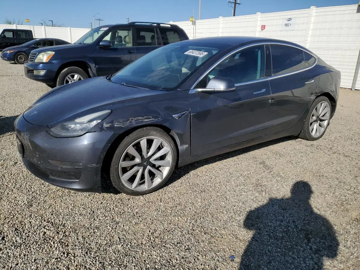 5YJ3E1EB0JF111343 — 2018 Tesla Model 3, передняя часть, фото до ремонта