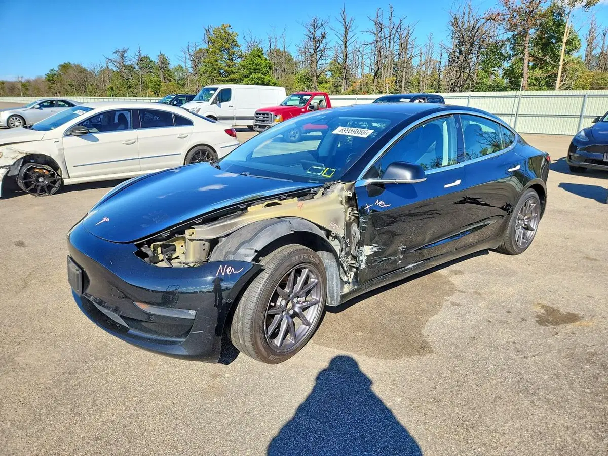 5YJ3E1EA7KF313217 — 2019 Tesla Model 3, передняя часть, фото до ремонта