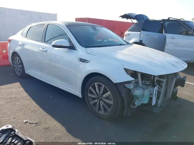 5XXGU4L17LG424860 — 2020 Kia Optima EX Premium, Передняя часть слева (Left Front), фото до ремонта