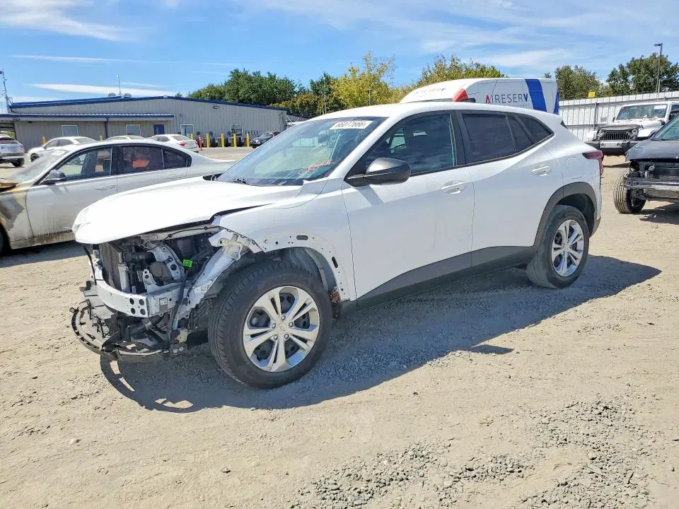 KL77LFE25RC046922 — 2024 Chevrolet Trax, Front End, фото до ремонта