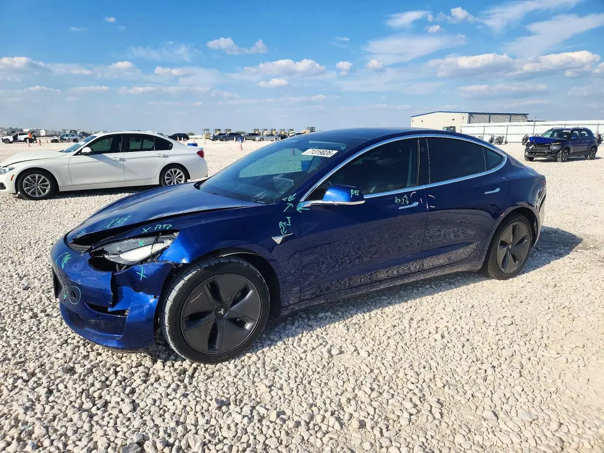 5YJ3E1EBXKF464884 — 2019 Tesla Model 3, Передняя часть, фото до ремонта