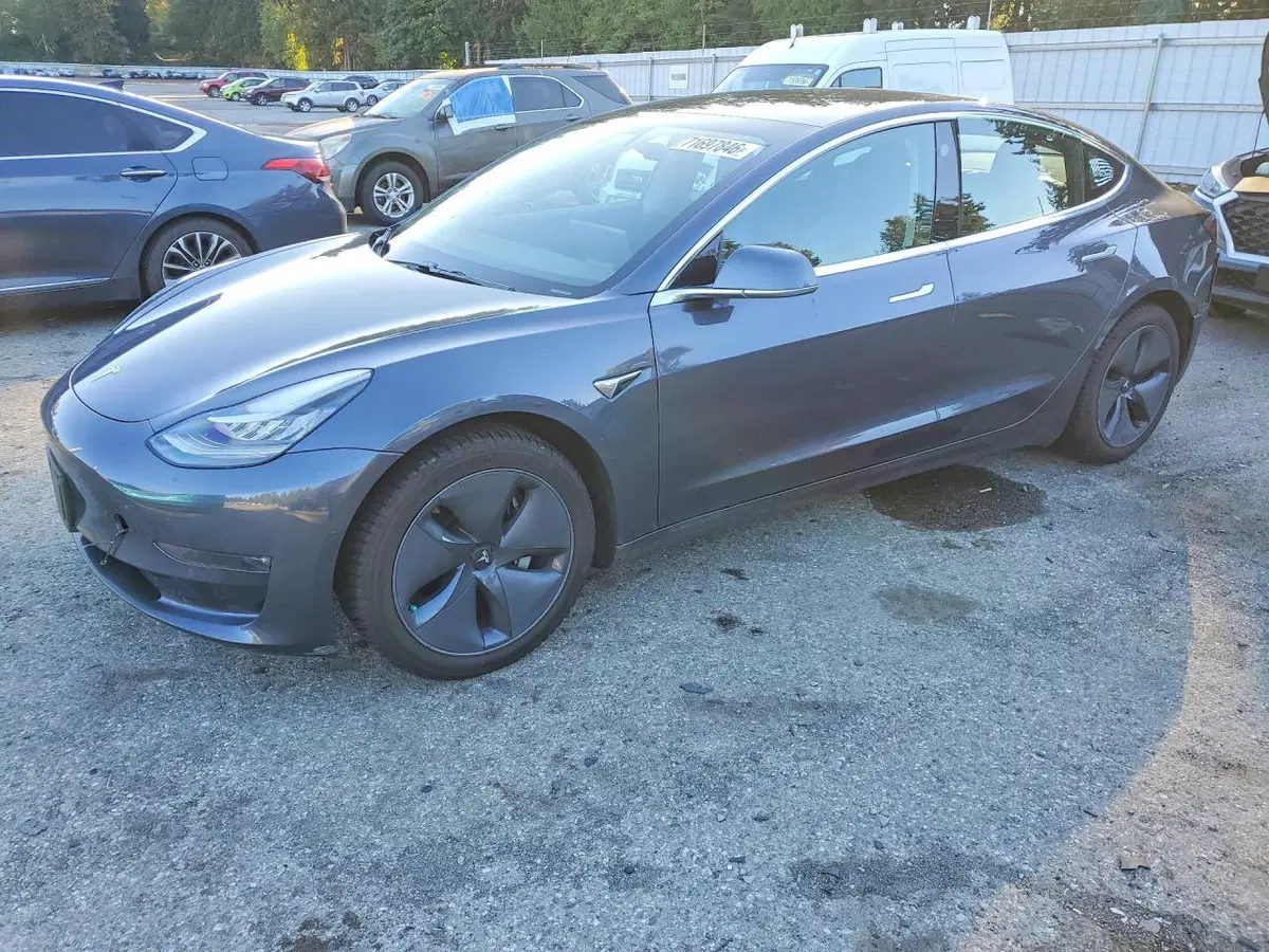 5YJ3E1EB0JF129180 — 2018 Tesla Model 3, Задняя часть, фото до ремонта