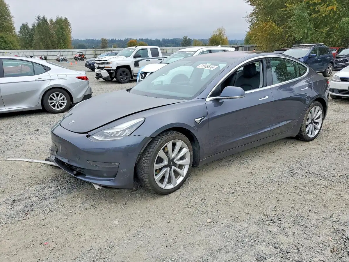 5YJ3E1EB9JF185361 — 2018 Tesla Model 3, Передняя часть, фото до ремонта