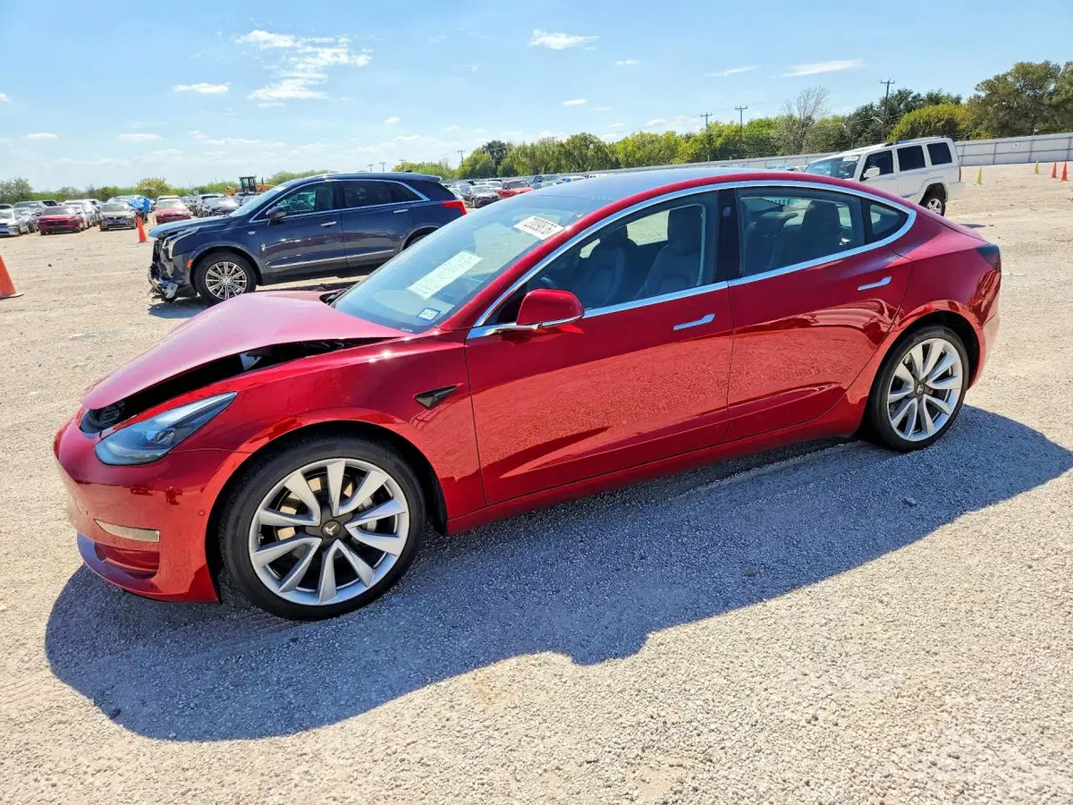 5YJ3E1EBXJF087701 — 2018 Tesla Model 3, Передняя часть, фото до ремонта