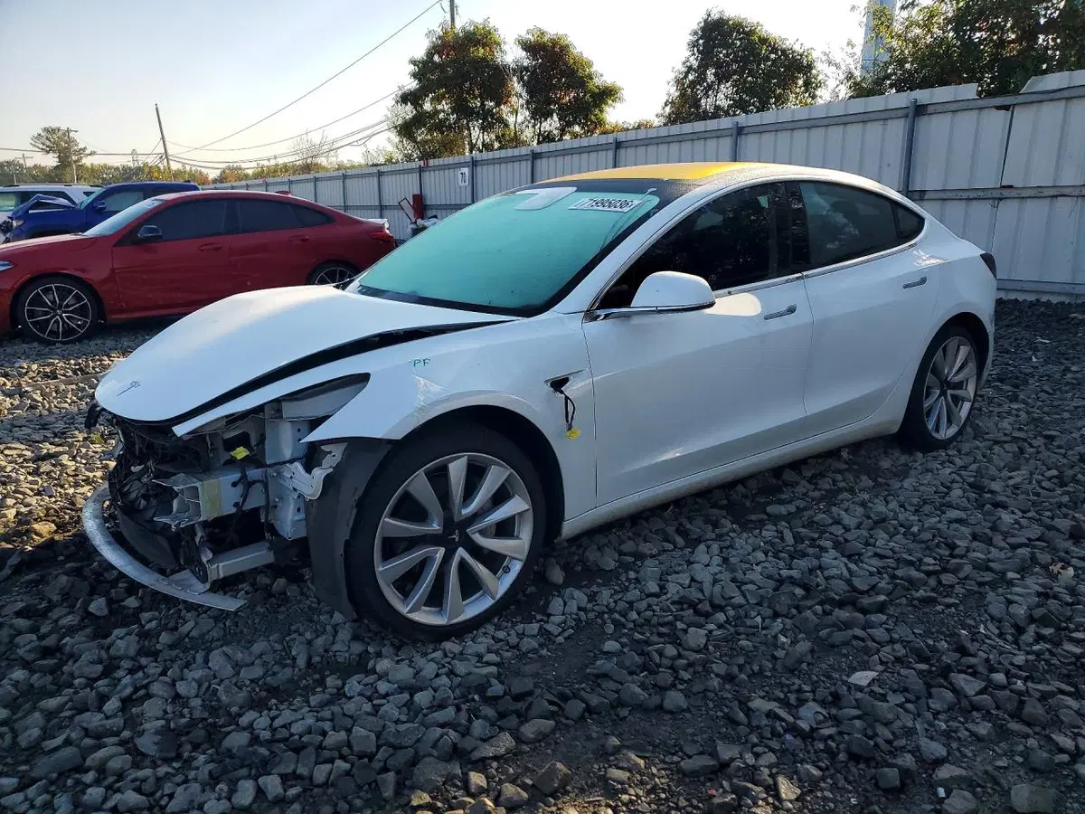5YJ3E1EB5JF117767 — 2018 Tesla Model 3, Передняя часть, фото до ремонта