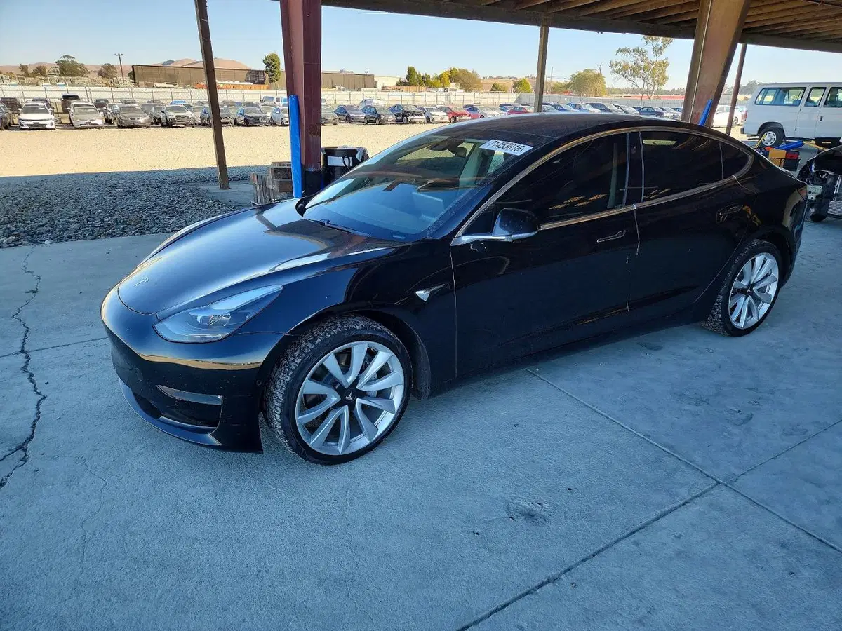 5YJ3E1EA6JF136383 — 2018 Tesla Model 3, Передняя часть, фото до ремонта