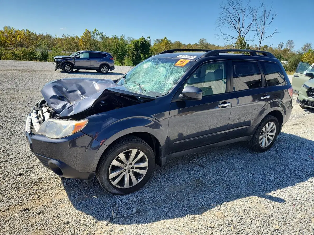 JF2SHBDCXBG762183 — 2011 Subaru Forester, передняя часть, фото до ремонта