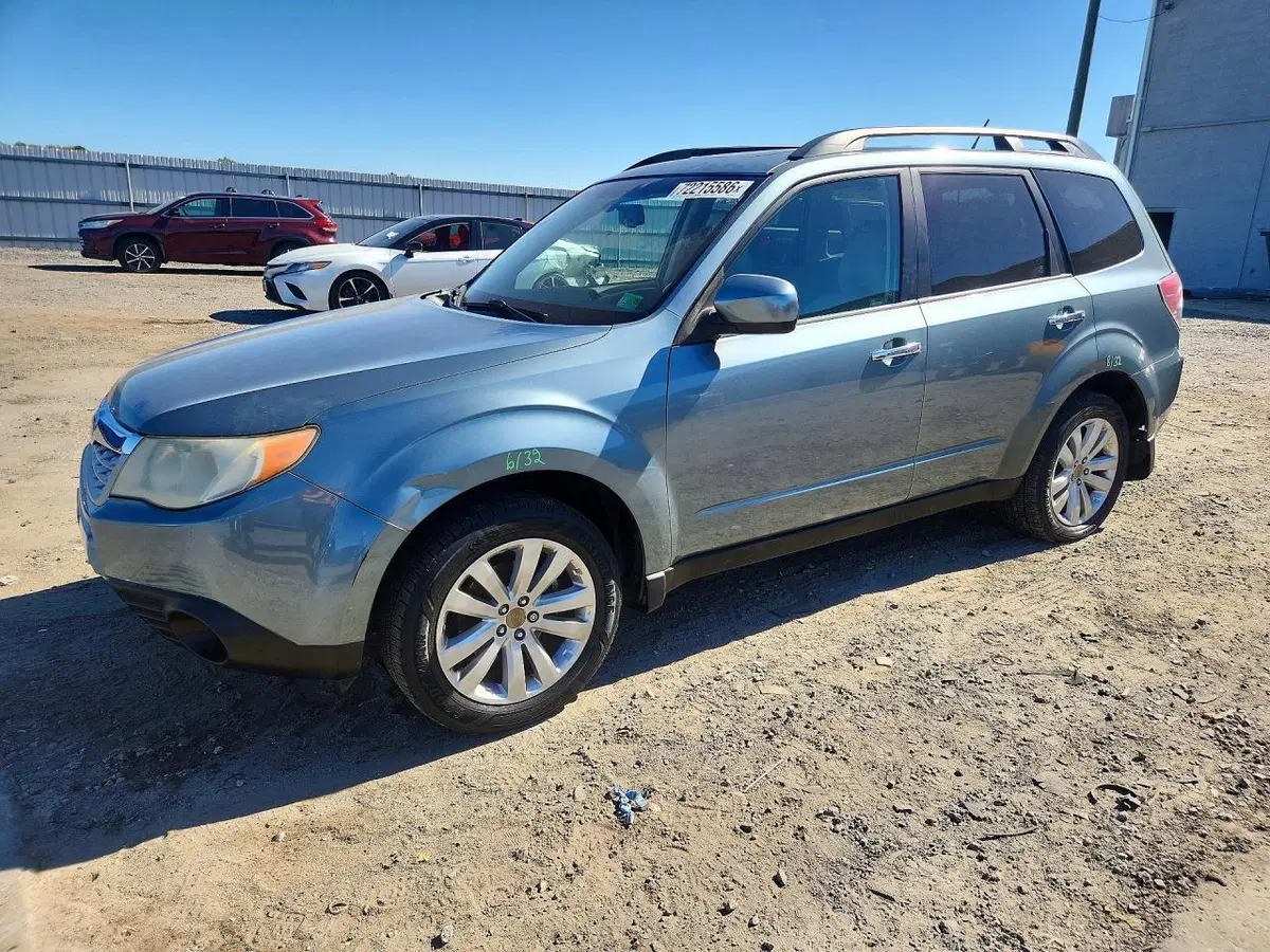 JF2SHADC6BH766249 — 2011 Subaru Forester, задняя часть, фото до ремонта