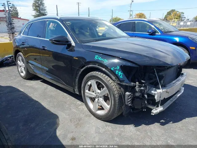 WA1LABGE1KB018144 — 2019 Audi E-Tron Premium Plus, Передняя часть (Front End), фото до ремонта