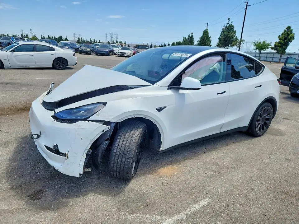 7SAYGAEE6PF697231 — 2023 Tesla Model Y, Front End, фото до ремонта