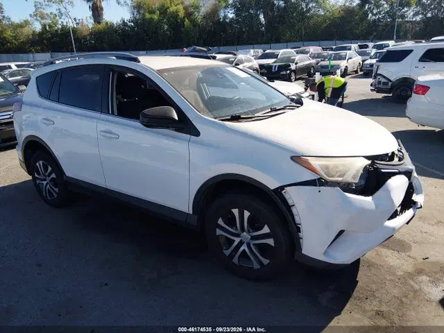 JTMZFREV4HJ103863 — 2017 Toyota RAV4 LE, Front End, фото до ремонта