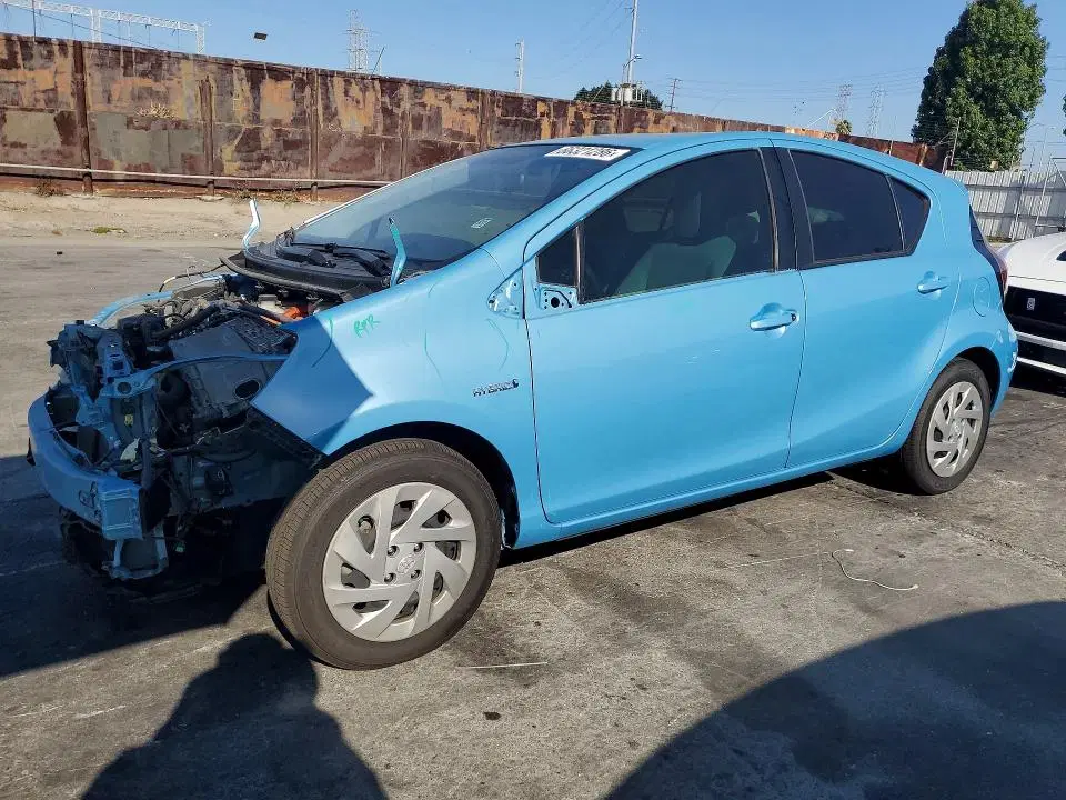 JTDKDTB38G1130957 — 2016 Toyota Prius C, Передняя часть, фото до ремонта