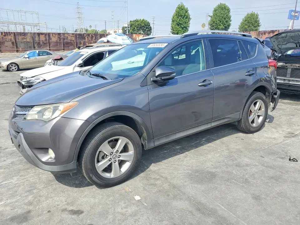 2T3WFREV5FW135433 — 2015 Toyota RAV4, Задняя часть, фото до ремонта