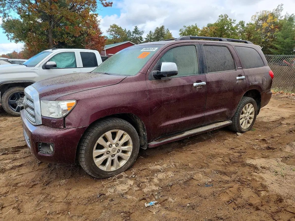 5TDDW5G11AS026357 — 2010 Toyota Sequoia, задняя часть, фото до ремонта