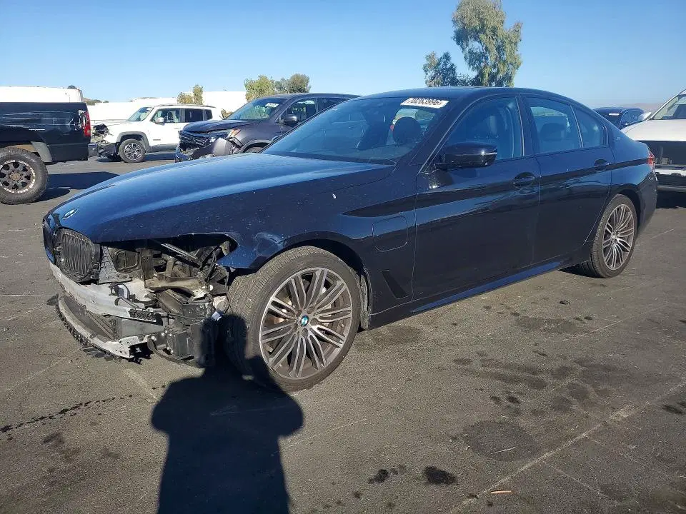 WBAJA9C51KB393427 — 2019 BMW 530E, Передняя часть, фото до ремонта