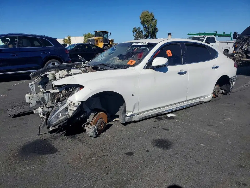 JN1BY1PP1FM600220 — 2015 Infiniti Q70L, Вандализм, фото до ремонта