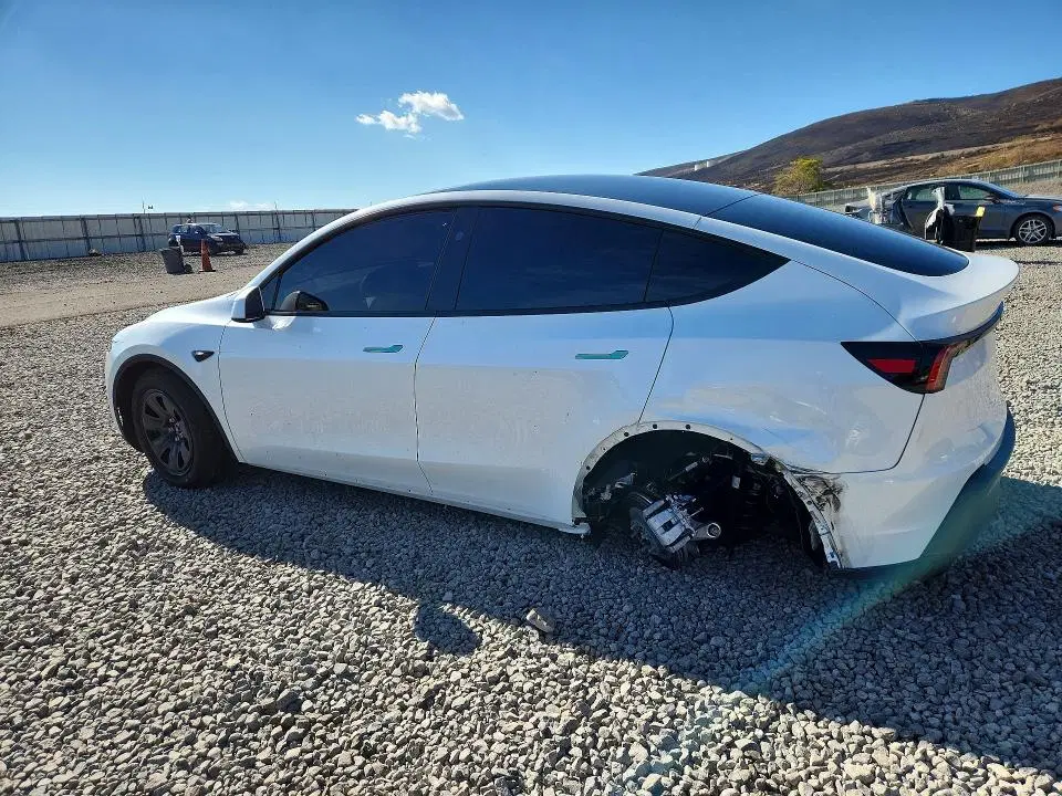 2026 Tesla Model Y VIN 7SAYGDEE8TA636388 фото 2
